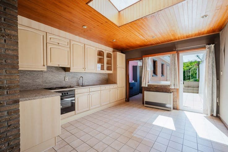Home with potential, 4 bedrooms, terrace & garden in Ghent!