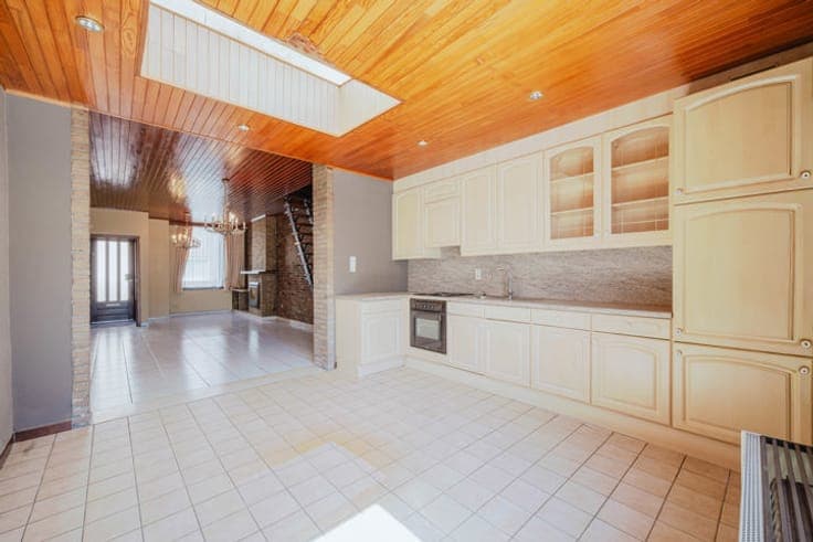 Home with potential, 4 bedrooms, terrace & garden in Ghent!