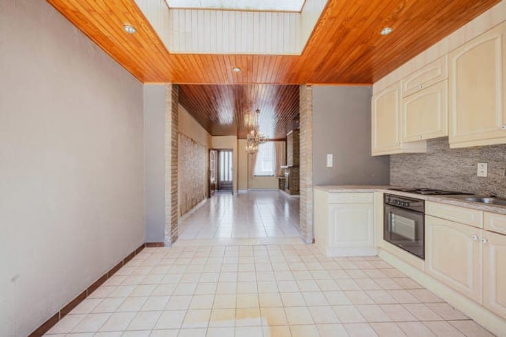 Home with potential, 4 bedrooms, terrace & garden in Ghent!