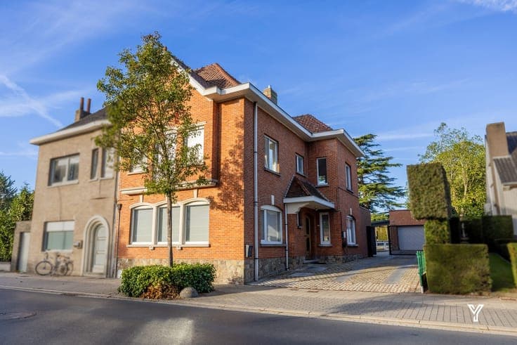 CHARACTER-FILLED FAMILY HOME WITH GARDEN AND GARAGE