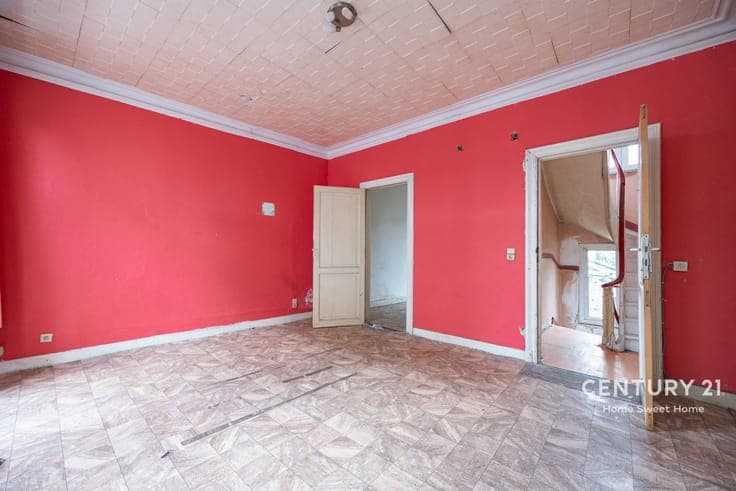 Renovateable house with commercial space and 5 bedrooms in V