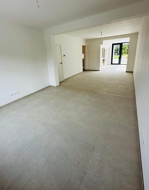 Ready-to-move-in, fully renovated family home with 4 bedroom