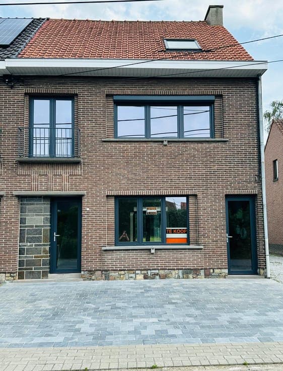 Ready-to-move-in, fully renovated family home with 4 bedroom
