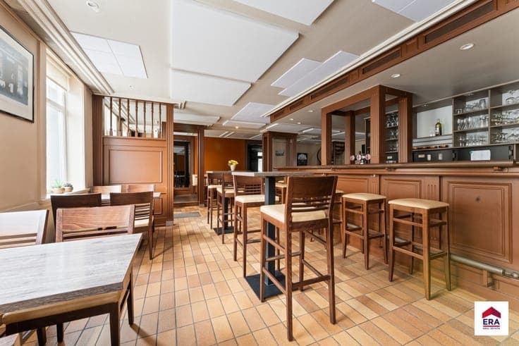 Commercial property with residence in Wakken
