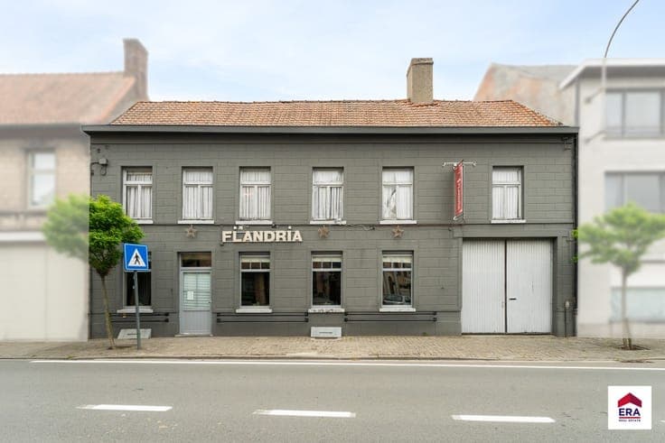 Commercial property with residence in Wakken
