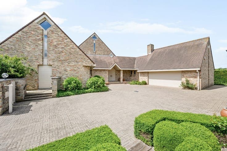 Villa with 5 bedrooms, double garage, carport and well-main