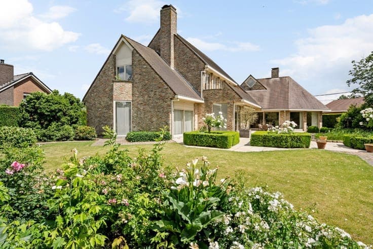 Villa with 5 bedrooms, double garage, carport and well-main