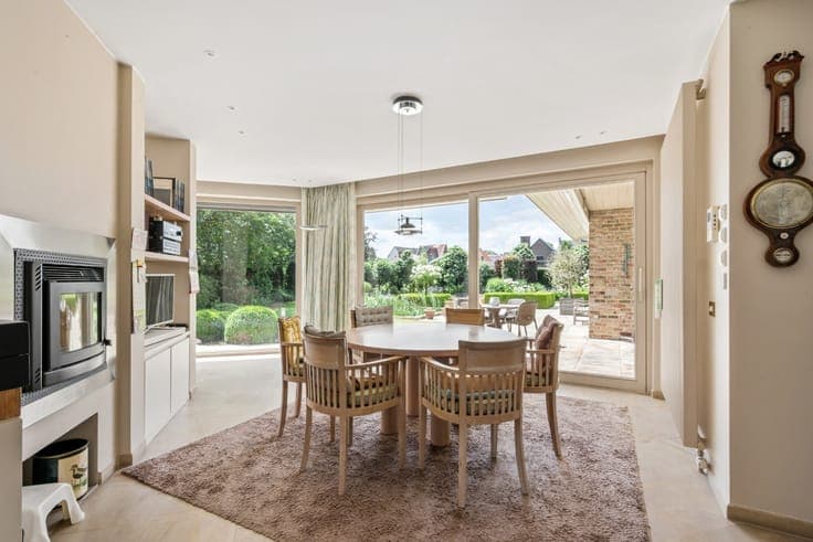 Villa with 5 bedrooms, double garage, carport and well-main