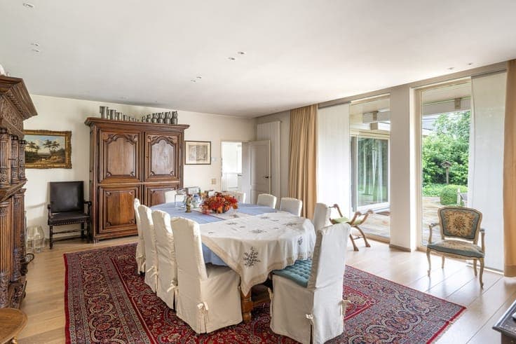 Villa with 5 bedrooms, double garage, carport and well-main
