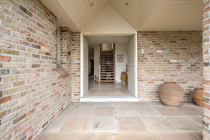 Villa with 5 bedrooms, double garage, carport and well-main