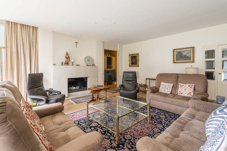 Villa with 5 bedrooms, double garage, carport and well-main