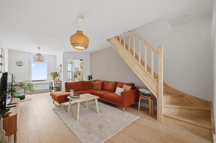 Instapklare, volledig gerenoveerde rijwoning met 2 slaapk...