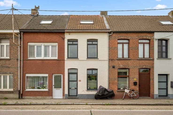 Instapklare, volledig gerenoveerde rijwoning met 2 slaapk...