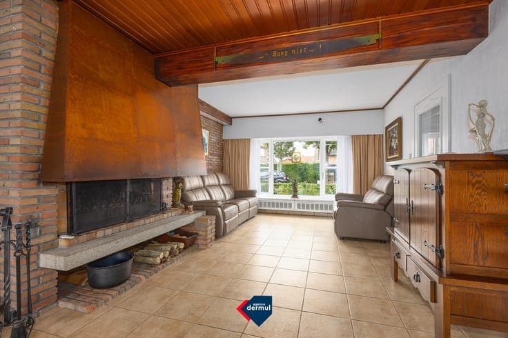 OPEN-PLAN LAYOUT