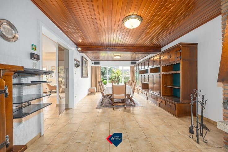 OPEN-PLAN LAYOUT