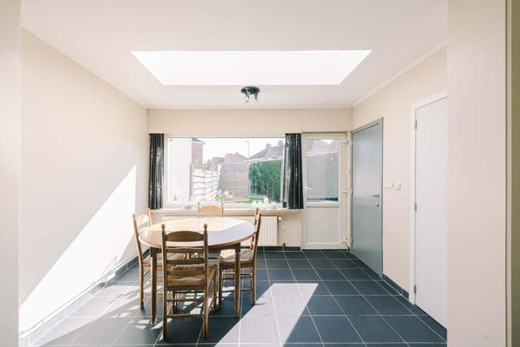 Lichtrijke hoekwoning met drie slaapkamers en aangename stad