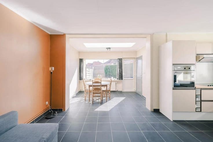 Lichtrijke hoekwoning met drie slaapkamers en aangename stad