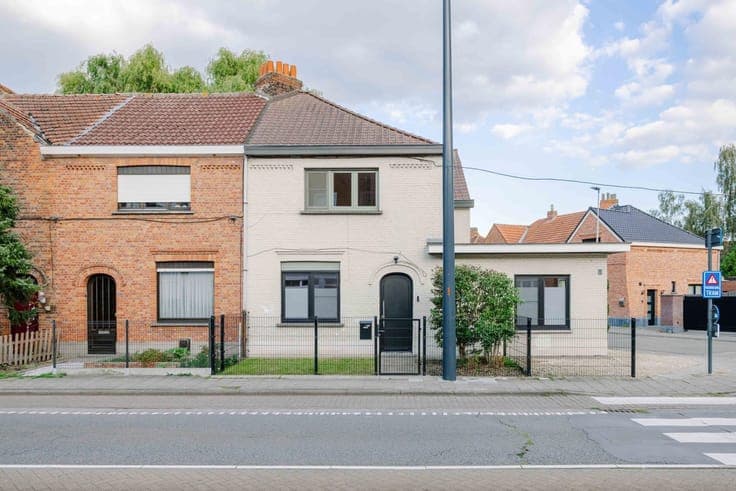 Lichtrijke hoekwoning met drie slaapkamers en aangename stad