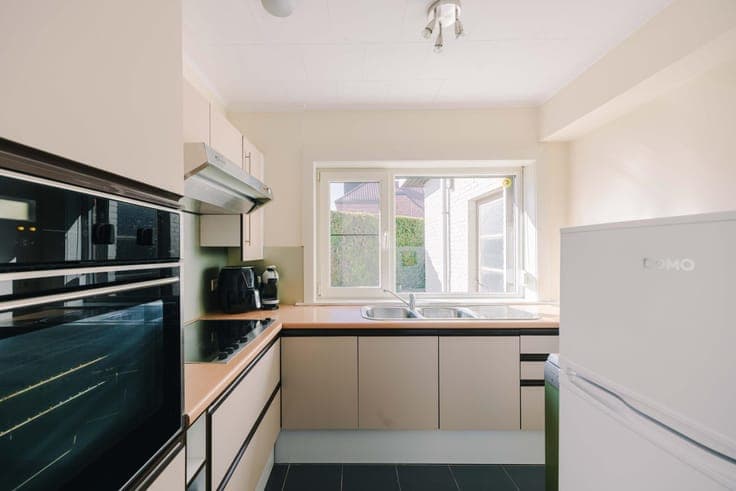 Lichtrijke hoekwoning met drie slaapkamers en aangename stad