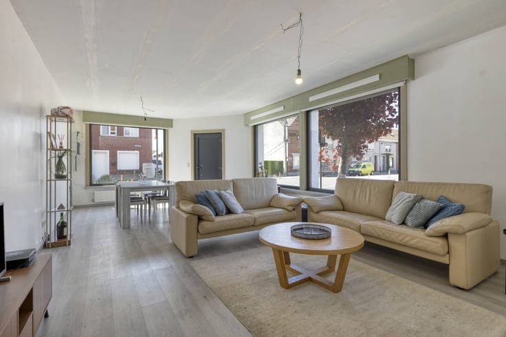 A charming house with a cozy garden and garage in Roeselare