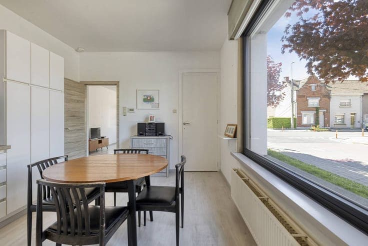 A charming house with a cozy garden and garage in Roeselare