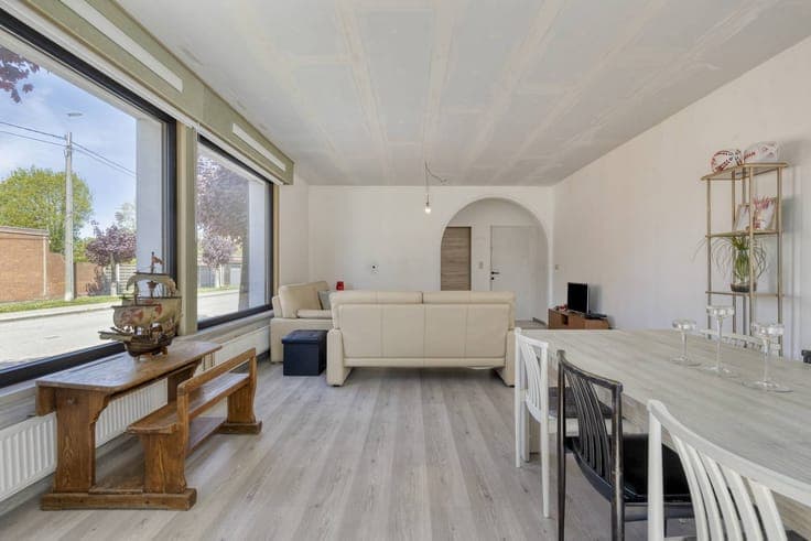 A charming house with a cozy garden and garage in Roeselare
