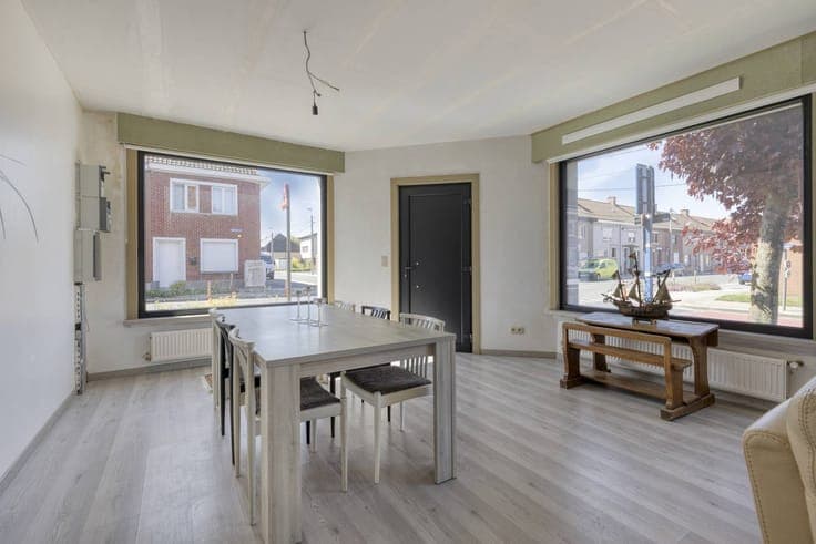 A charming house with a cozy garden and garage in Roeselare
