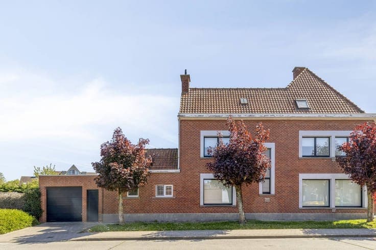 A charming house with a cozy garden and garage in Roeselare