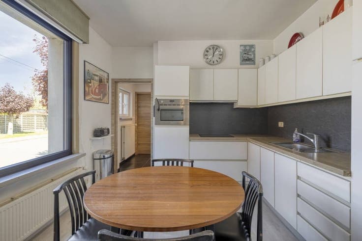 A charming house with a cozy garden and garage in Roeselare