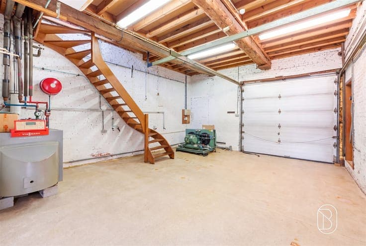 Mixed-use building, ideal for a self-employed person/investo