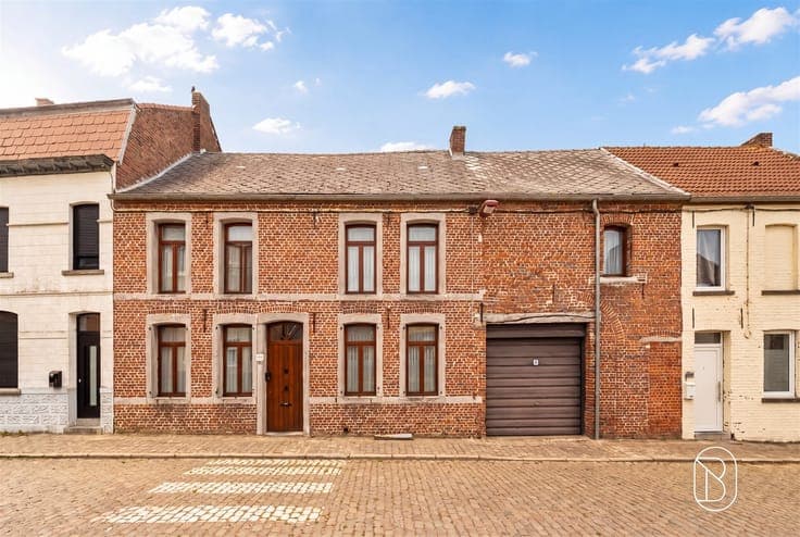 Mixed-use building, ideal for a self-employed person/investo