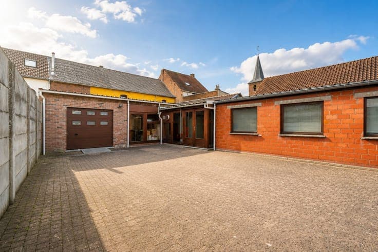Mixed-use building, ideal for a self-employed person/investo