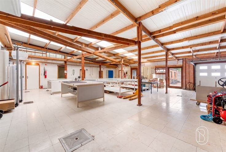 Mixed-use building, ideal for a self-employed person/investo