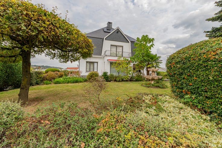 Characterful villa with 5 beds, studio and 33are garden