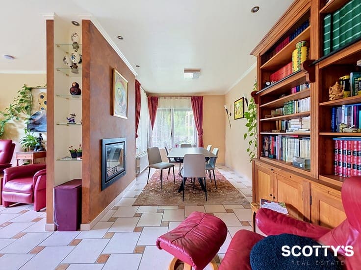 Energy-efficient villa: studio/practice, garden and garage