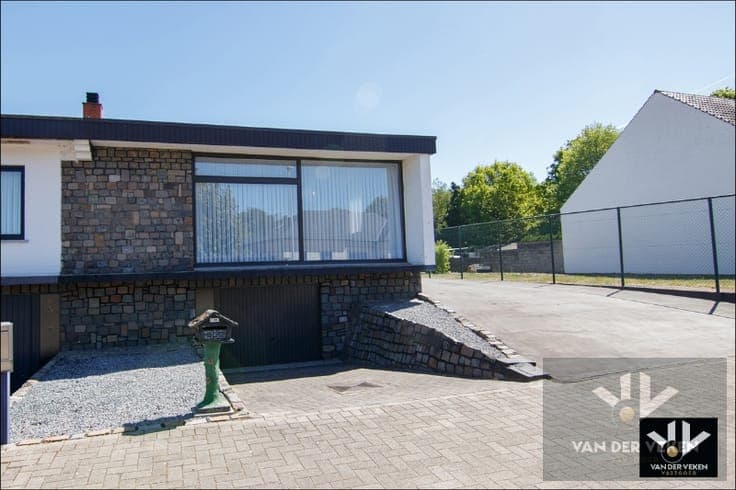 Residentieel en rustig gelegen, te renoveren bungalow op ...