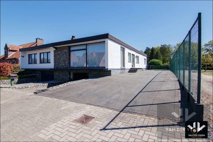 Residentieel en rustig gelegen, te renoveren bungalow op ...