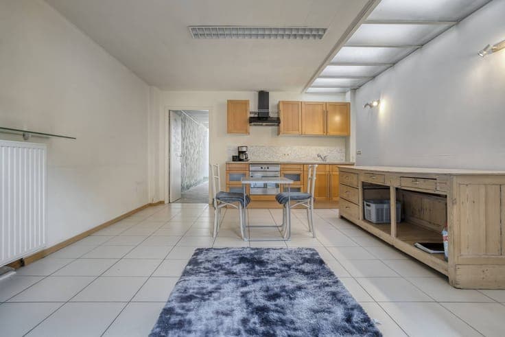 Rented apartment + commercial ground floor