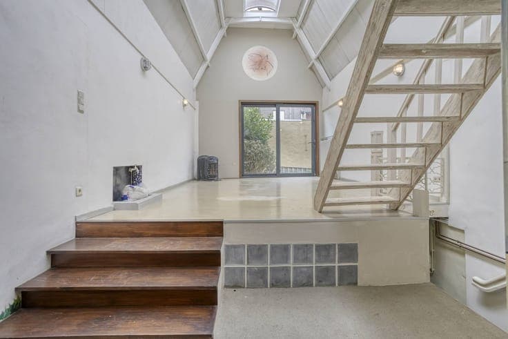 Rented apartment + commercial ground floor