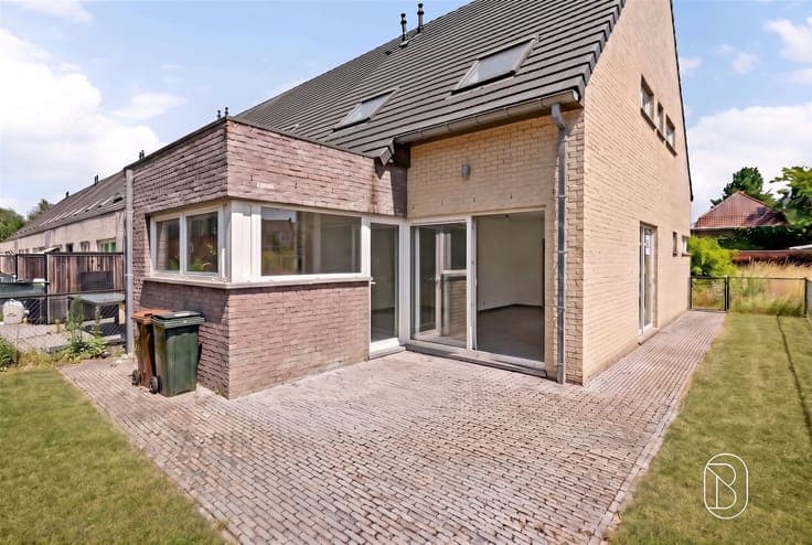 Move-in-ready 3-bedroom townhouse with a garage and a sunny