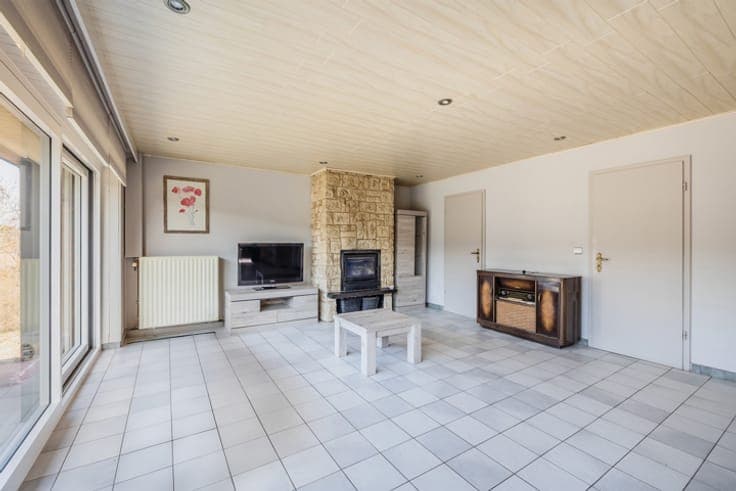 Comfort and space: 4-bedroom villa with garage and garden