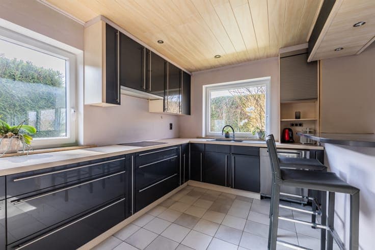 Comfort and space: 4-bedroom villa with garage and garden