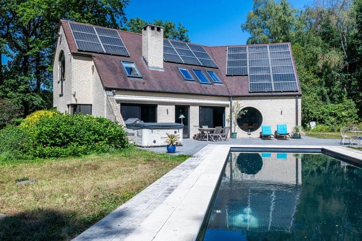 Exceptional villa on over 80 ares.