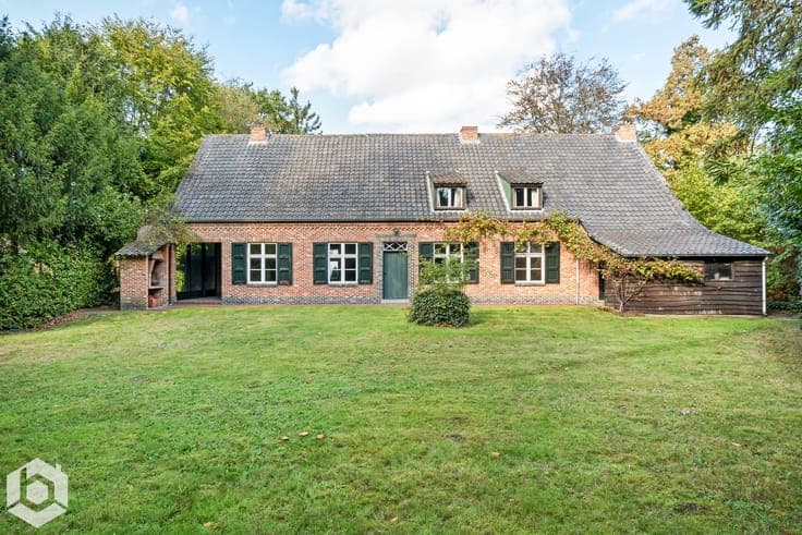 Charmante hoevewoning met 4 slpkrs op perceel van 1836 m²...