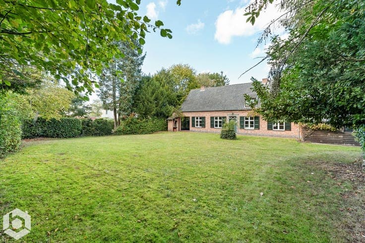 Charmante hoevewoning met 4 slpkrs op perceel van 1836 m²...