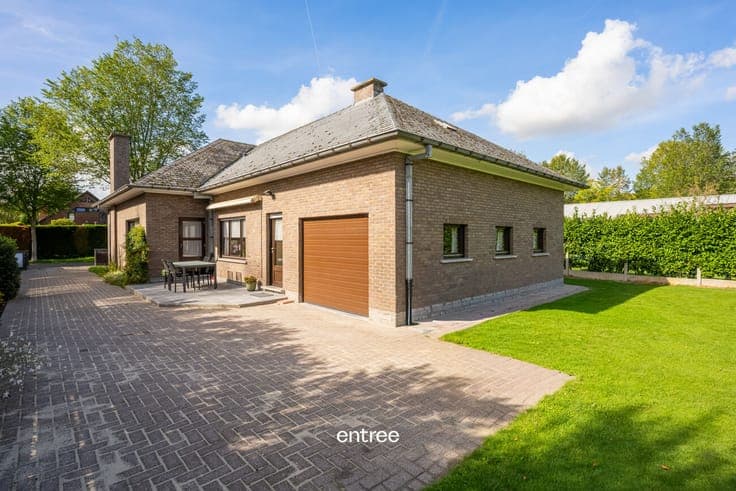 Detached house located in greenery on a dead-end street