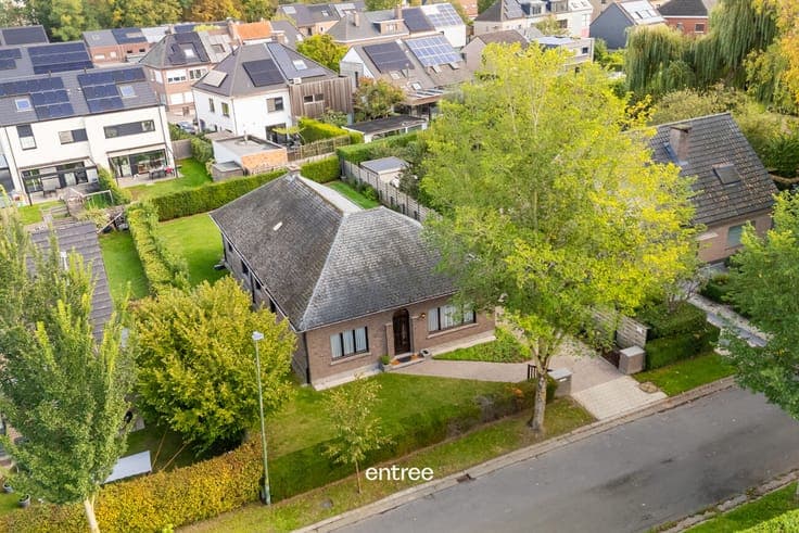 Detached house located in greenery on a dead-end street