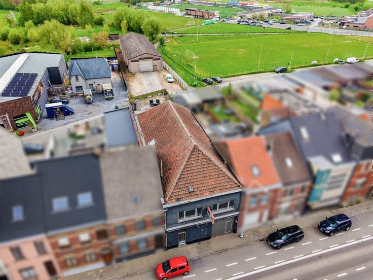 Te koop, veelzijdige eigendom met woonst en magazijn (300...