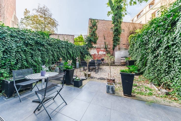 Characterful 400 m² house with garden