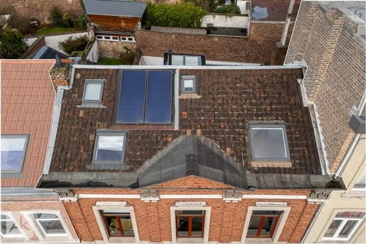 Single-family house with 5 bedrooms and 2 studios.
